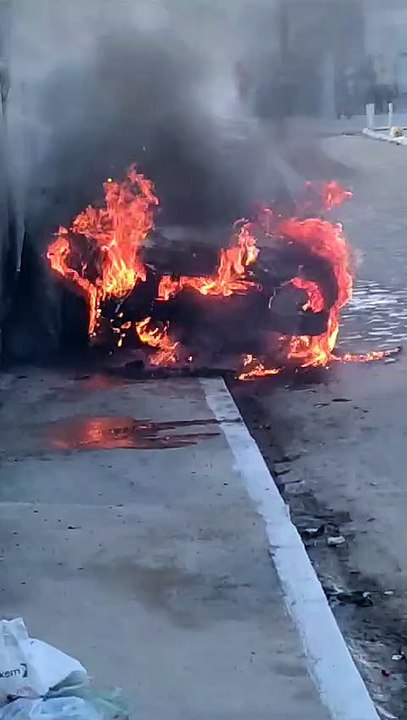 Proprietário filma veículo sendo tomado pelas chamas após incêndio criminoso