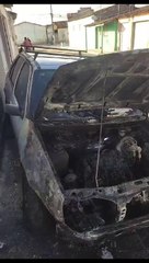 Veículo Ford Fiesta GL, ano 2000, ficou totalmente destrupido após incêndio