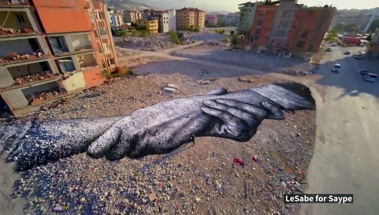 Turquie: Saype peint les ruines d'Antakya ravagée par le séisme