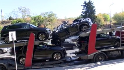 4 adet TOGG yüklü olan TIR üst geçide takıldı: 3 araçta hasar oluştu