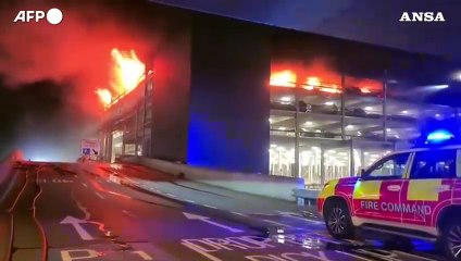 Londra, incendio in un parcheggio dell'aeroporto di Luton