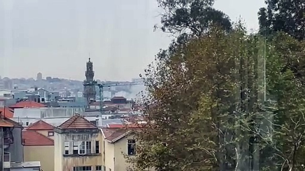 Incêndio deflagra em casa devoluta na Baixa do Porto