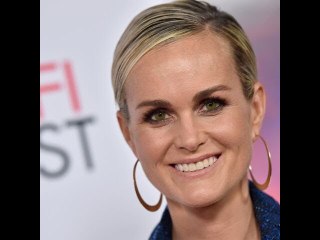 PHOTO – Laeticia Hallyday : talons hauts et jean moulant pour jouer les « car wash...