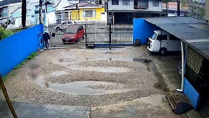 ladrão agride e joga idoso no chão para roubar carro no Hauer