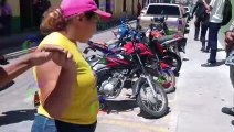 Hondureño se enfrenta a policías municipales que le encadenaron su moto. Cortesía Copán TV