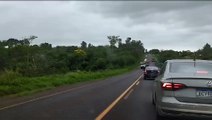 Caminhão e caminhonete colidem na PR-323, na saída de Umuarama para Perobal