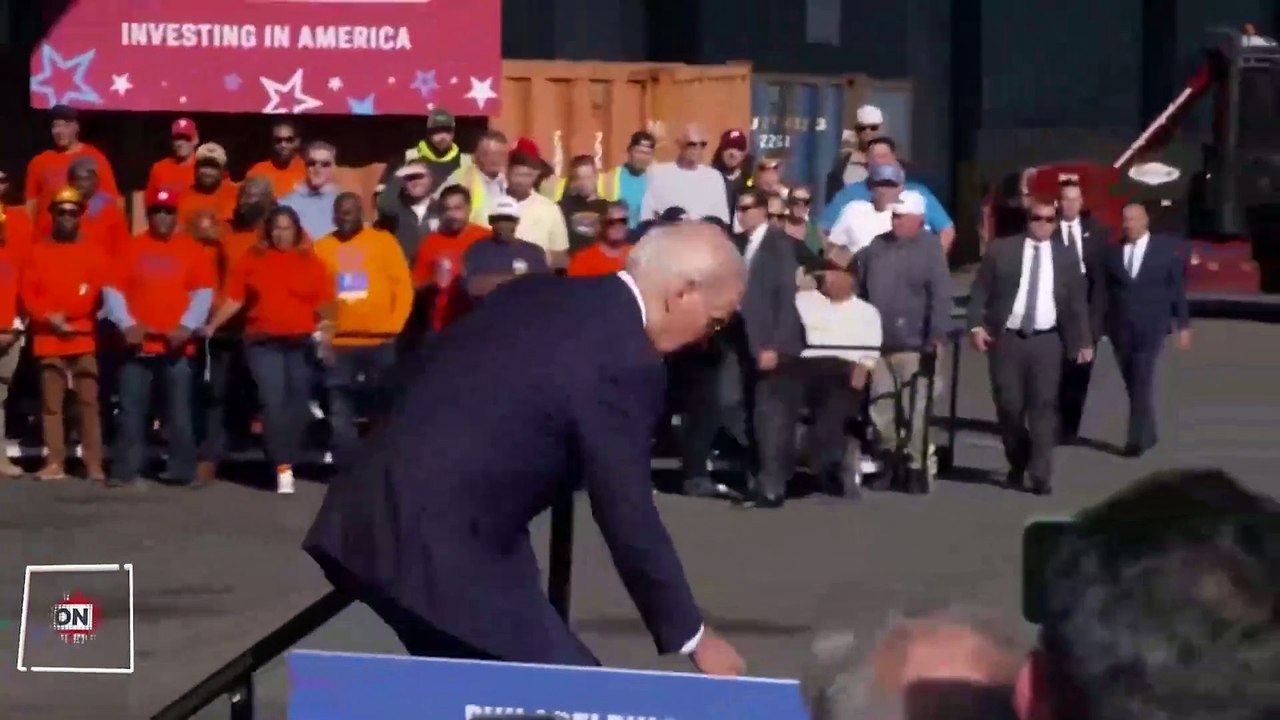 Joe Biden, Philadelphia'da sahneye çıkarken ner...