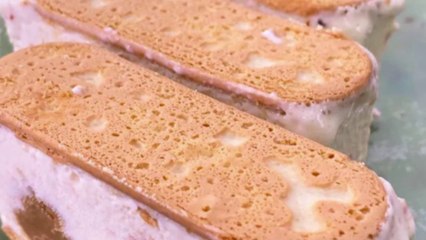 Ingredientes Gelado de creme com doce de leite 1 caixa ou 200 gramas de creme de leite gelado Meia xícara de chá ou 165 gramas de leite condensado gelado 13 biscoitos maisena Meia xícara de chá ou 140 gramas de doce de leite Um quarto de xícara de chá de