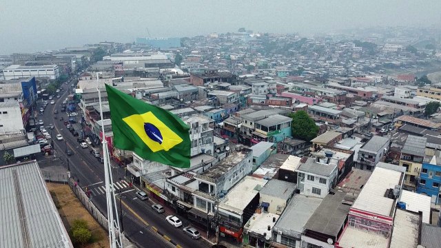 Fumaça tóxica de incêndios florestais sufoca Manaus e preocupa moradores