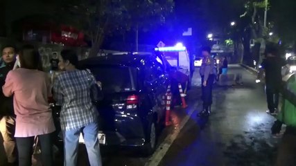 Melarikan Diri Usai Tabrak Pengendara Motor, Minibus Ringsek Tabrak Separator di Kebayoran Lama ++