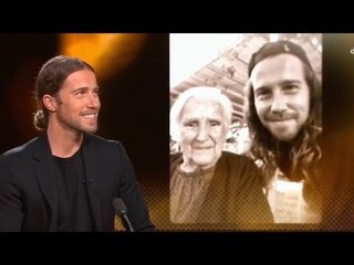 Julien Doré ému par une surprise de Laurent Delahousse