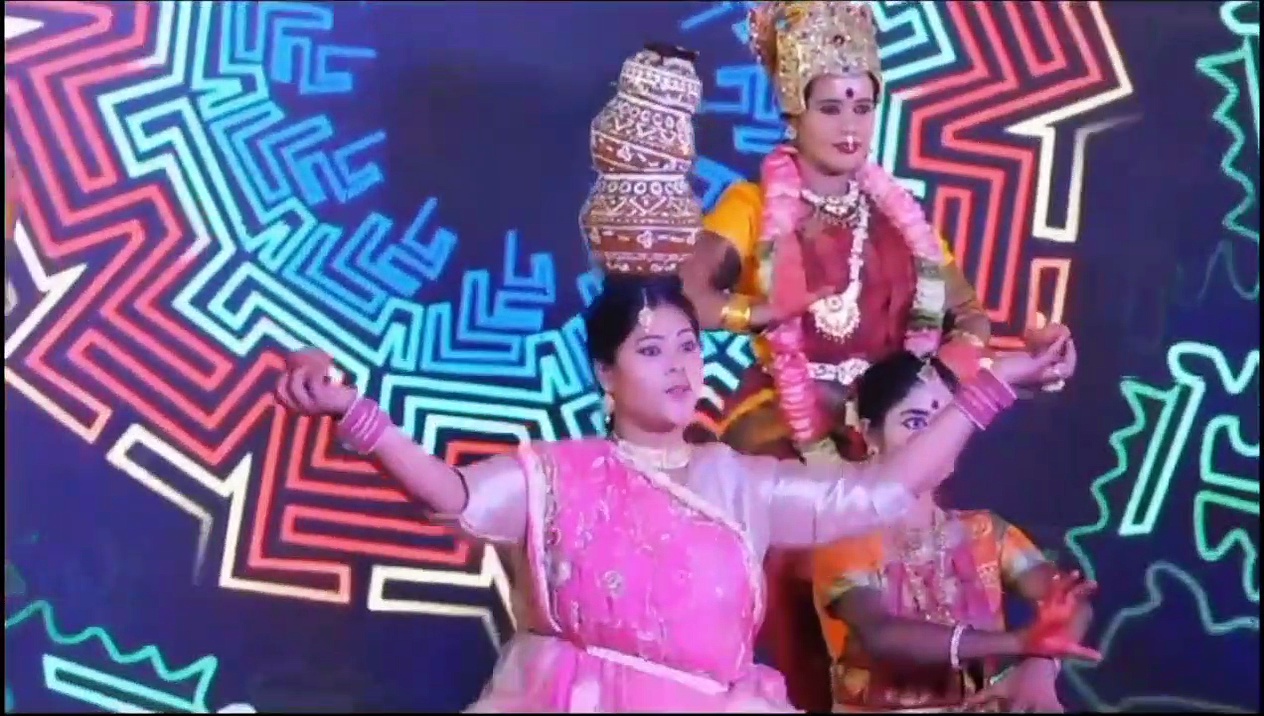 நவராத்திரி விழாவில் சாகசம் செய்ய முயன்ற மாணவியின் முகத்தில் தீ பற்றியதால் பரபரப்பு