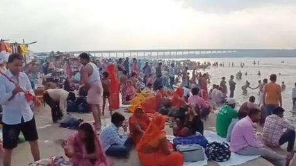 खरगोन: सर्वपितृ अमावस्या पर नर्मदा घाट पर उमड़ा जनसैलाब,पितरों को किया तर्पण