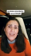 Mujer decepcionada por no conseguir un trabajo a pesar de tener tres carreras