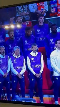 Un joueur de l'équipe de france rigole lors de la minute de silence avant Pays-Bas - France