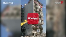 Hatay'da ağır hasarlı bina iş makinasının darbesiyle yıkıldı