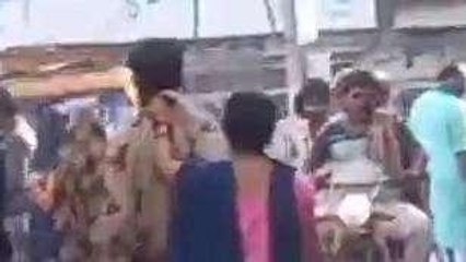 लेडी सिंघम ने मनचले को चप्पल से पीटा फिर घसीटती हुई ले गई थाने, देखिए Video