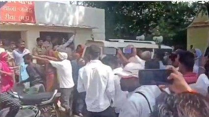 Live Video: बंदूकें तान खड़ी रह गई पुलिस और चौकी में घुसी भीड़ फिर जो हुआ...