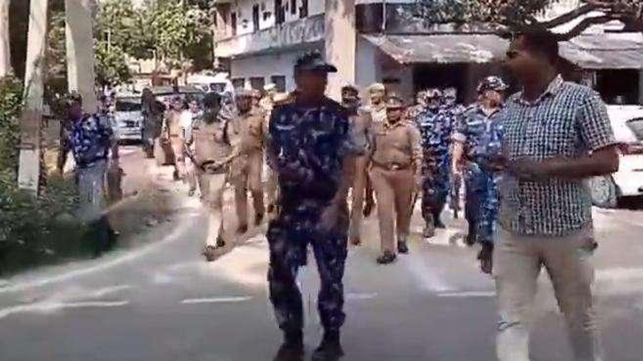 अंबेडकर नगर: अचानक जब सड़कों पर उतरी आरएएफ बटालियन, लोगों में मचा कौतूहल