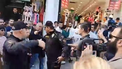 Musa Piroğlu, polis ablukasına alınarak İstiklal Caddesi'nden uzaklaştırıldı
