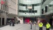 İsrail-Filistin çatışmalarına ilişkin yayın politikasını protesto etmek için BBC binası kırmızıya boyandı