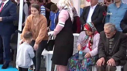 Compassion paternelle du ministre Yılmaz envers l'enfant du mineur martyr