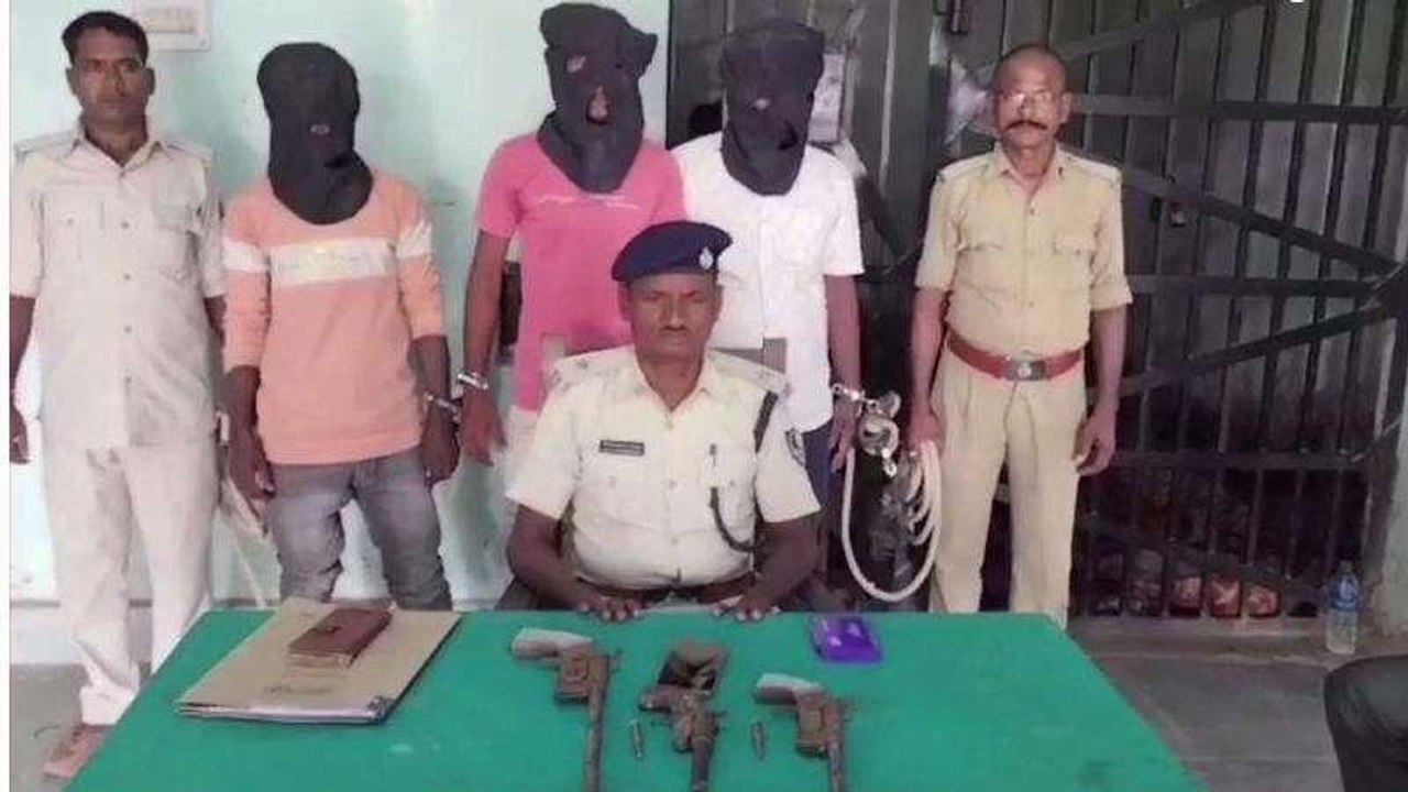 सहरसा: तीन कुख्यात अपराधी गिरफ्तार, एक देसी राइफल, दो देसी कट्टा और कारतूस बरामद