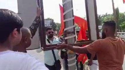 देवास: नवरात्रि पर्व को लेकर हिंदू संगठन के कार्यकर्ताओं ने की सजावट