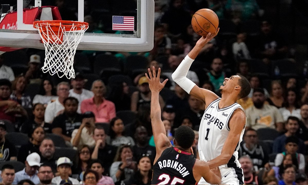 ويمبانياما يقود سان أنطونيو سبيرز للفوز على ميامي هيت