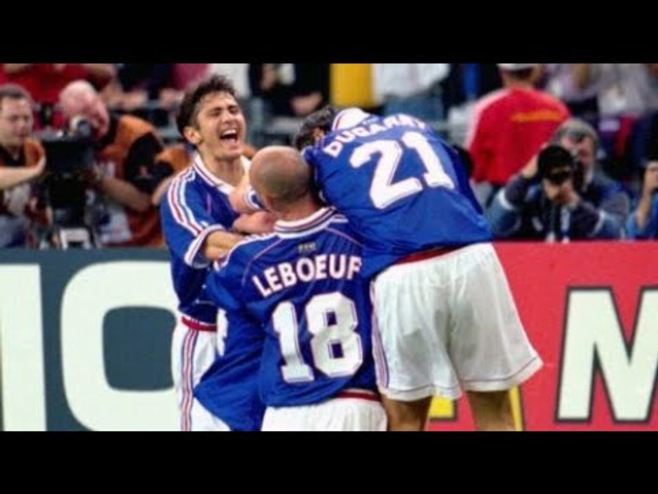 PHOTO Bixente Lizarazu pose avec Zinedine Zidane et d'anciens champions du monde 98,...
