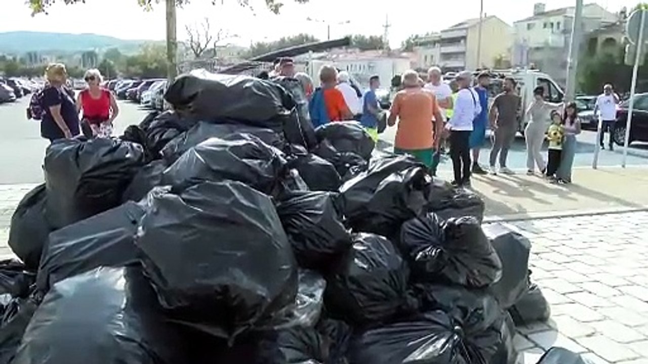 Les déchets collectés ce matin ont été rassemblés avant d'être évacués par le service du Nettoiement
