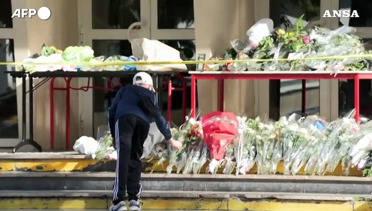 Attacco in Francia, in tanti depongono fiori davanti al liceo di Arras