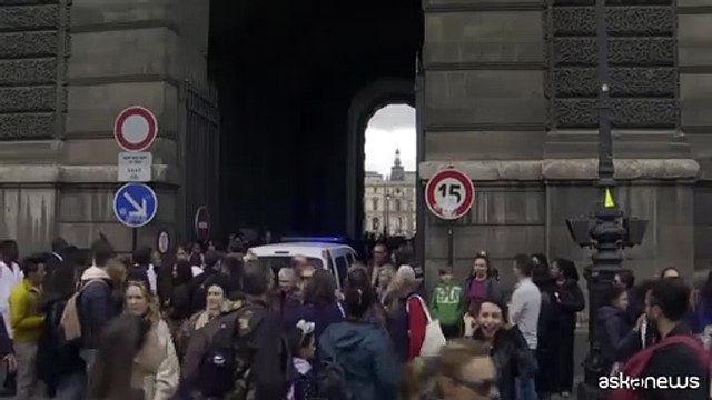Paura di attentati in Francia, evacuato il Louvre a Parigi