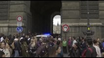Paura di attentati in Francia, evacuato il Louvre a Parigi