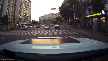 La voiture continue après avoir fait un écart dans le trottoir