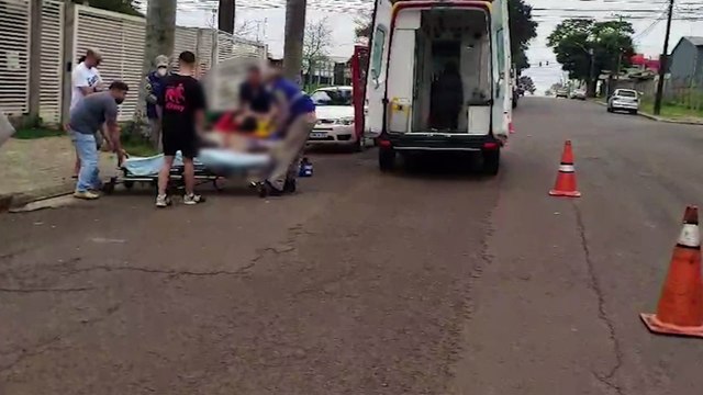 Menina de 12 anos bate a cabeça ao sofrer queda de moto elétrica e precisa ser socorrida pelo Siate