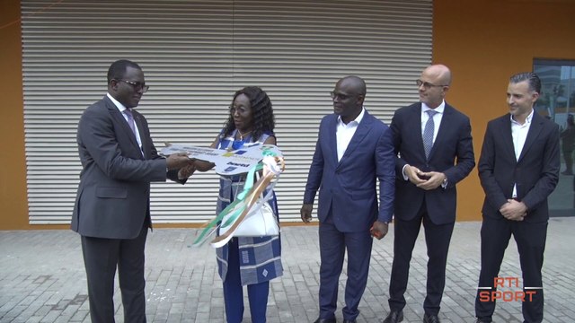 En prélude au match amical qui opposera la Côte d'Ivoire au Maroc, Danho Paulin Claude a reçu officiellement les clés du Stade Félix Houphouet Boigny rénové