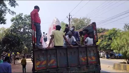 स्थापना के लिए प्रतिमा लेकर जाते श्रद्धालु