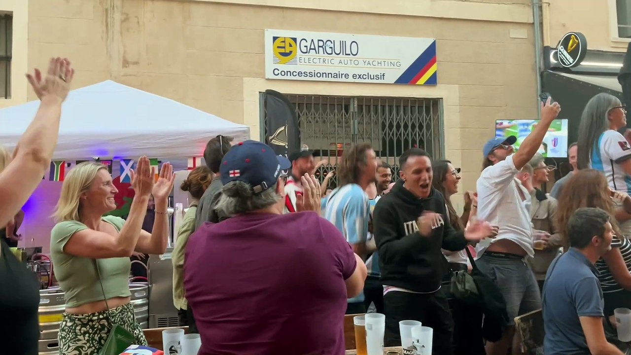 La joie des supporters argentins après la victoire de leur équipe contre le Pays de Galles