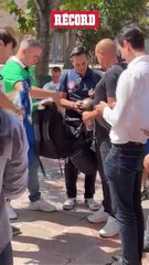 Fabio Cannavaro firmó algunos autógrafos a fans