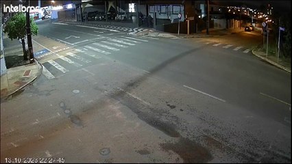 Câmera mostra quadrilha furtando quatro carros no Paraná