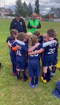 Plateau EJVT u7 au stade du vignoble , des enfants heureux .