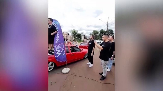 Grupo de carros rebaixados faz entrega de doces para crianças do Cascavel Velho