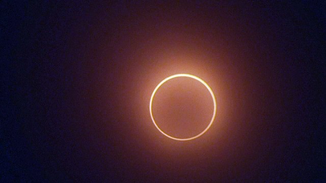 Eclipse exibe seu 'anel de fogo' no céu do continente americano