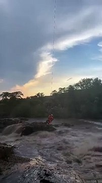 Bombeiros resgatam de helicóptero homem que quase foi levado por correnteza