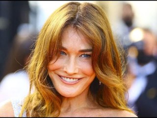 Jambes interminables bronzées et taille de guêpe, Carla Bruni s'affiche bombesque en...