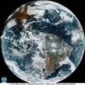 Imagens de satélite mostram trajetória da sombra da lua na terra durante eclipse