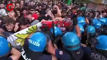 İtalya’da göstericiler ile polis birbirine girdi