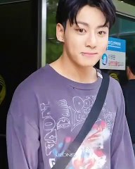 jungkook doing kiss hand or blow kiss 2019&2023