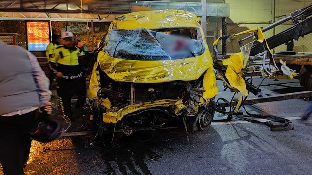 İstanbul Güngören D-100 Karayolu'nda minibüs takla attı: 1 ölü, 4 yaralı